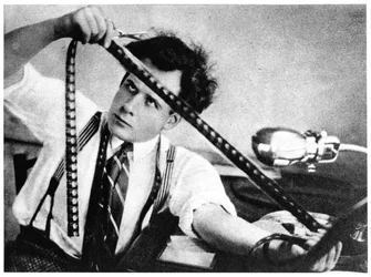 Sergei Eisenstein (1898-1948) éditant le film Octobre, 1928, de Serge Eisenstein, Réflexions d